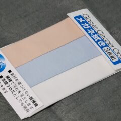 アクセサリーを拭く